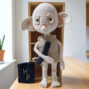 Amigurumi technikával horgolt Dobby a házimanó